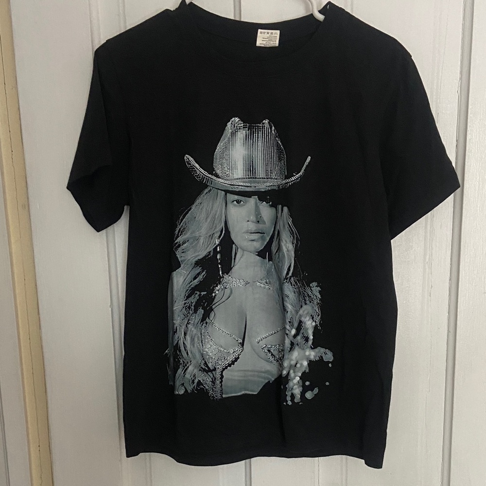 Black Graphic T-Shirt Beyoncé with Cowboy Hat Design